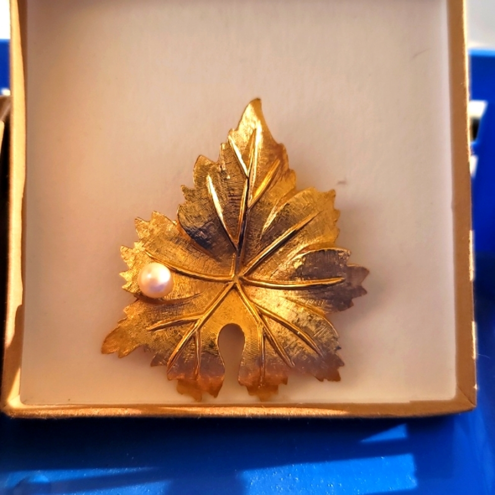 VINTAGE SARAH COVENTRY LEAF BROOCH PIN